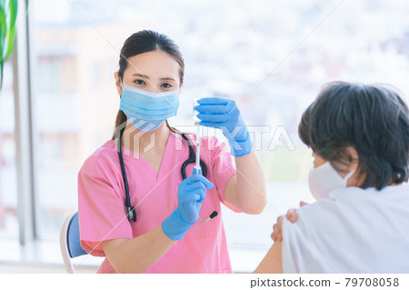 Healthcare workers who vaccinate seniors 79708058