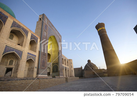 complex Poi Kolon, Miri Arab Madrassah in Bukhara at night, Uzbekistan 79709054