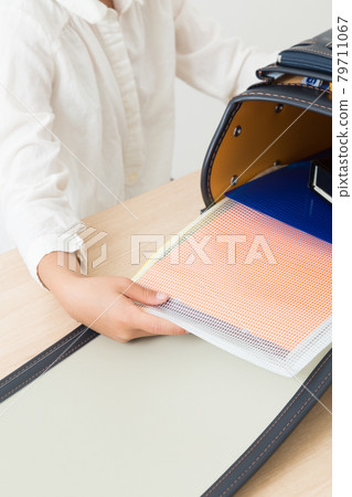 男孩們準備上學 79711067