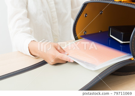 男孩們準備上學 79711069