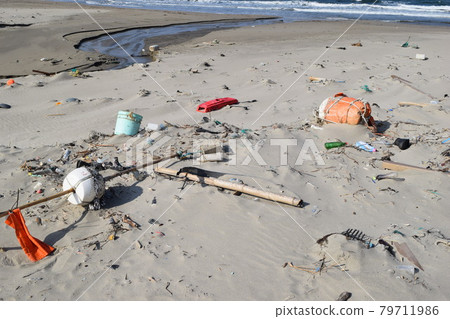 Coastal wreckage Environmental problems Garbage problems 79711986