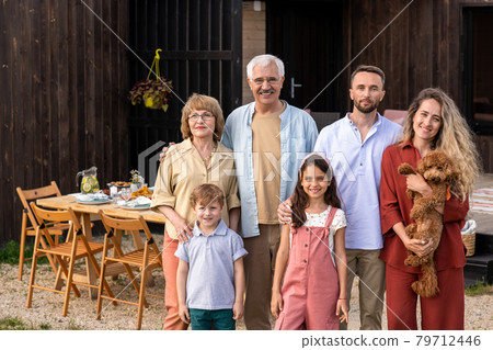 Three Generation Family 79712446