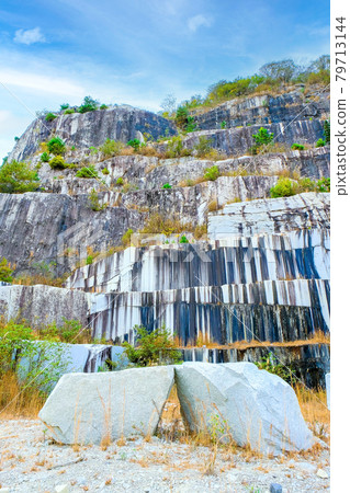 白色花崗岩採石場（垂直） 79713144