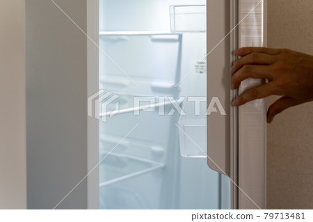 男人的手打開新白色冰箱的門 79713481