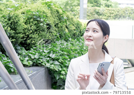 Business scene, woman, smartphone 79713558