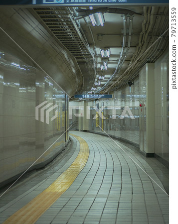 東京竹橋地鐵車站通道景觀 東京竹橋地鐵車站通道景觀 79713559