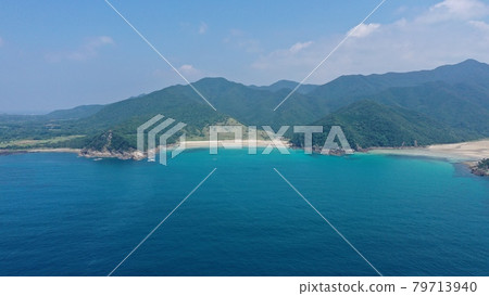 俯瞰蔚藍大海的白沙灘【五島列島、福江島、高濱海水浴場】【空拍】 俯瞰蔚藍大海的白沙灘【五島列島、福江島、高濱海水浴場】【空拍】 79713940