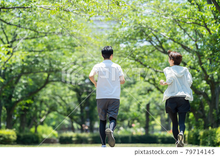 Jogging couple middle 79714145