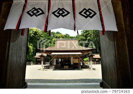 View of the worship hall from the tower gate of Mikami Shrine [Yasu City, Shiga Prefecture] 79714163