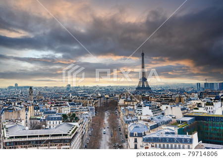 Winter in Paris: View of the Eiffel Tower from the Arc de Triomphe 79714806