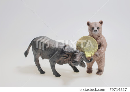 figure with Bull and bear silhouettes and bitcoin symbol figure with Bull and bear silhouettes and bitcoin symbol 79714837