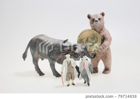 figure with Bull and bear silhouettes and bitcoin symbol figure with Bull and bear silhouettes and bitcoin symbol 79714838