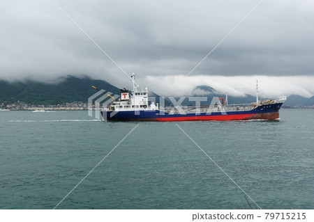 一艘沿海油輪在雨季結束前穿過關門海峽 79715215
