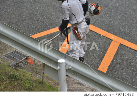 園丁正在割草 園丁正在割草 79715458