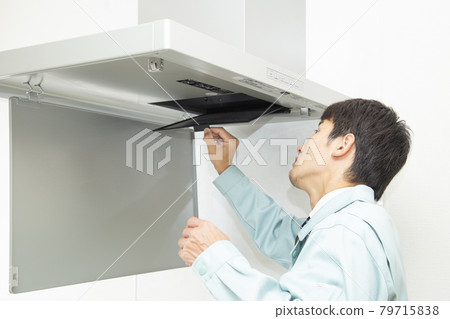 工人在檢查換氣扇 79715838