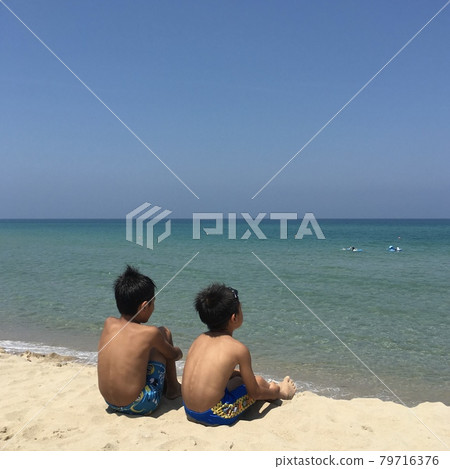 夏天海水沐浴 夏天海水沐浴 79716376