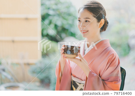 穿著和服喝抹茶的20多歲的女人 79716400
