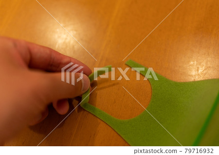 尿烷口罩的帶子斷了 79716932