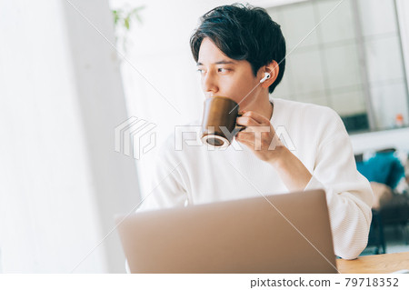 男人做遠程辦公 79718352