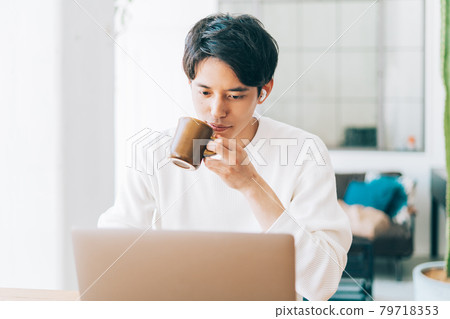 男人做遠程辦公 79718353