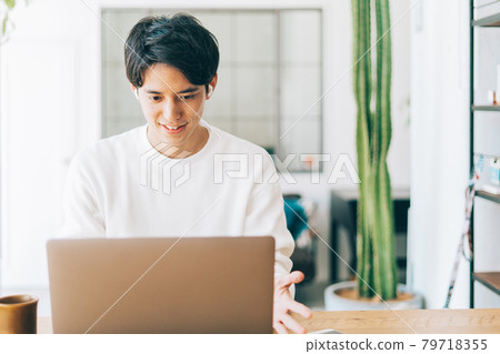 男人做遠程辦公 79718355