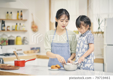 Making sweets with parents and children Making sweets with parents and children 79719461