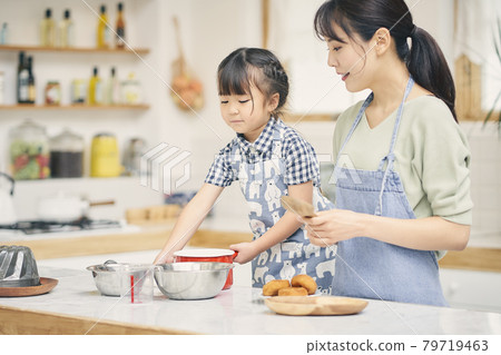 與父母和孩子一起製作糖果 79719463