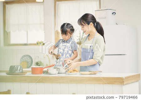 與父母和孩子一起製作糖果 79719466