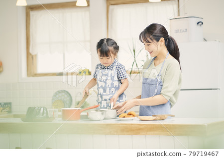 與父母和孩子一起製作糖果 與父母和孩子一起製作糖果 79719467