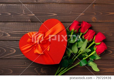 Bouquet of roses and gift box top view 79720436