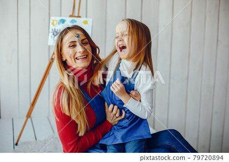 Mom and daughter are drawing Mom and daughter are drawing 79720894