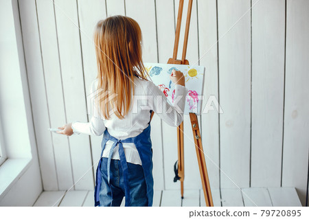 Little girl drewing 79720895