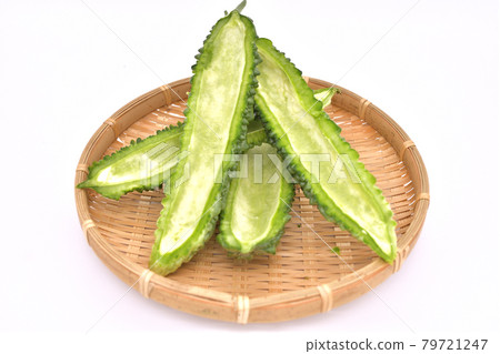 苦瓜切成兩半，用濾鍋除去種子 79721247