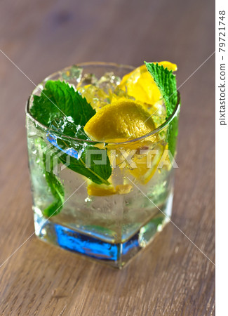 cocktail with lemon and peppermint leaves cocktail with lemon and peppermint leaves 79721748
