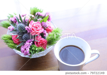 Rose arrangement and coffee Rose arrangement and coffee 79722149