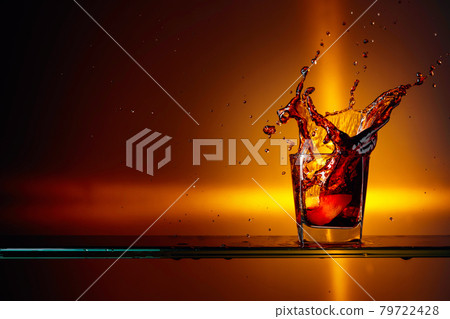 Slice of lemon falling into a glass of Cola. 79722428