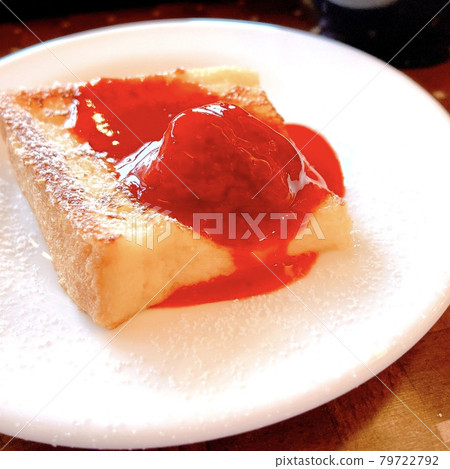Close-up of French toast topped with strawberry jam 79722792