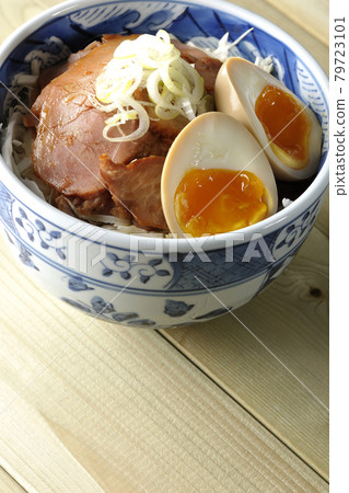 烤豬肉碗,上面放著捲心菜絲、調味球和大蔥 烤豬肉碗,上面放著捲心菜絲、調味球和大蔥 79723101