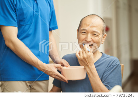 護理人員和護理口腔的老人 護理人員和護理口腔的老人 79723243