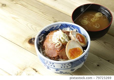 一套烤豬肉碗和味噌湯，上面放著捲心菜絲、味覺丸和大蔥 79723269