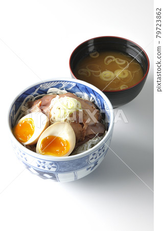 拍攝一套烤豬肉碗和味噌湯,上面放著白底白菜絲、味噌湯和大蔥 拍攝一套烤豬肉碗和味噌湯,上面放著白底白菜絲、味噌湯和大蔥 79723862