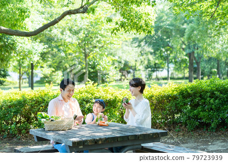 Family farming experience Parent-child family image 79723939