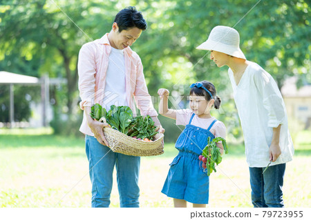 Family farming experience Parent-child family image 79723955