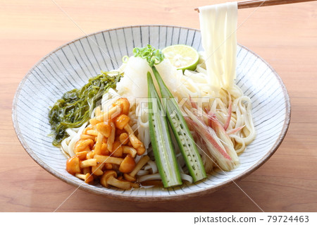 滑冰烏冬面配夏季蔬菜、筷子 滑冰烏冬面配夏季蔬菜、筷子 79724463