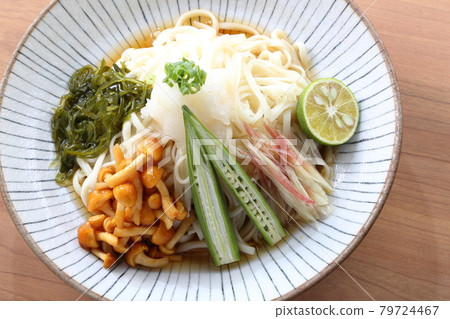 桌上冷滑的烏冬面鳥瞰圖 桌上冷滑的烏冬面鳥瞰圖 79724467