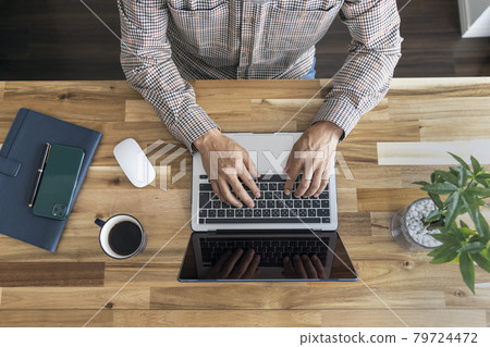 一名 50 多歲男子操作筆記本電腦的手 一名 50 多歲男子操作筆記本電腦的手 79724472