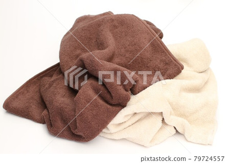 Two randomly placed two-color bath towels, white background 79724557