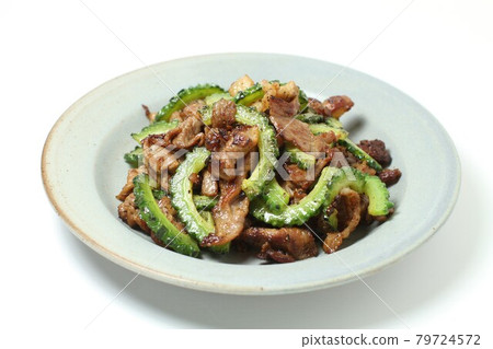 Spicy stir-fried summer vegetable bitter gourd and pork with fragrant sesame oil and black pepper 79724572