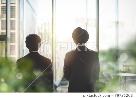 Suit style business person 79725208