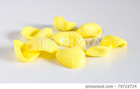Fried chips in sweet corn flavour ,snack food. Fried chips in sweet corn flavour ,snack food. 79728724